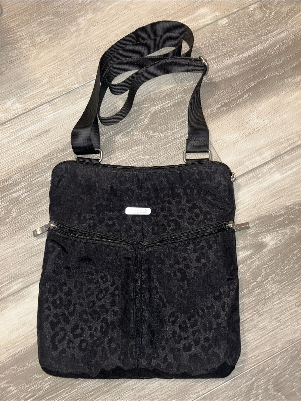 LIKE NEW Baggallini Horizon Slim Adjustable Crossbody in Leopard Black